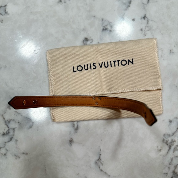 Louis Vuitton Essential V Bracelet - Picture 3 of 4